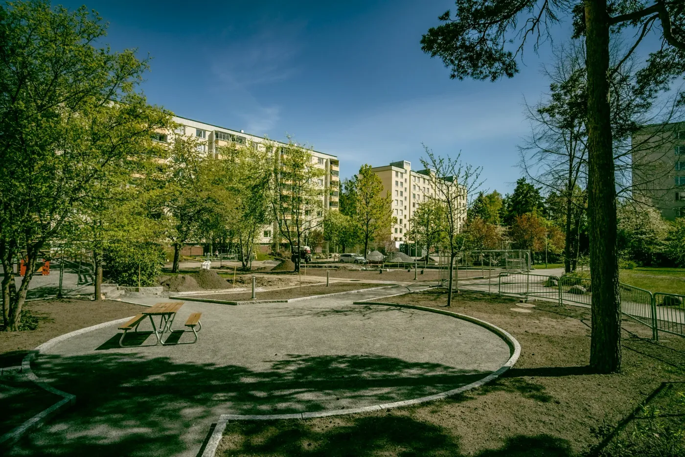 Gångar och finarbete i en liten park framför lägenheter
